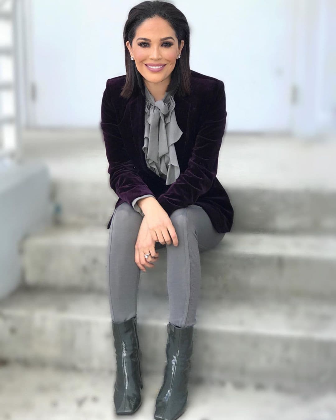 Los tonos neutros realzan las facciones de nuestra bella presentadora.