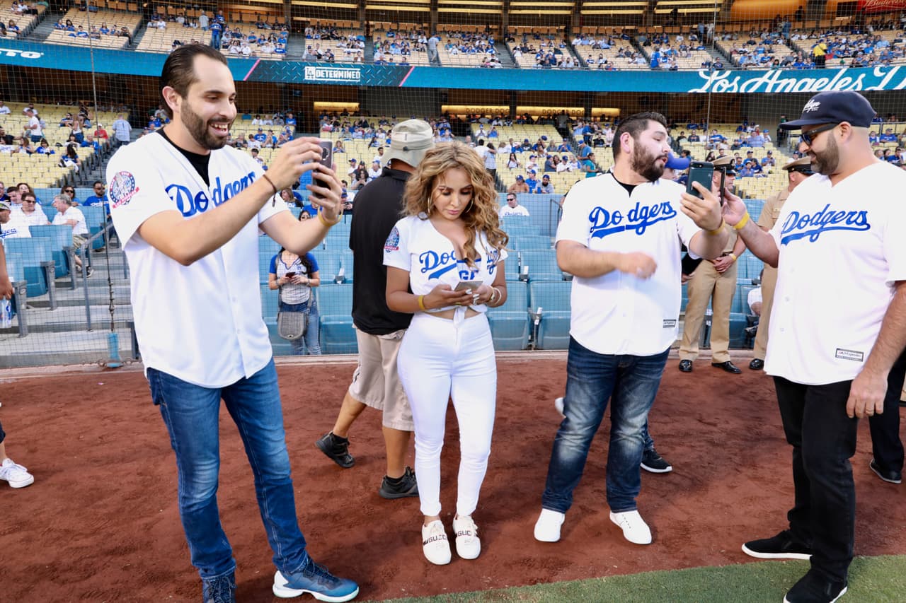 Pues tan grande era su emoción, que la querían compartir con el mundo entero.