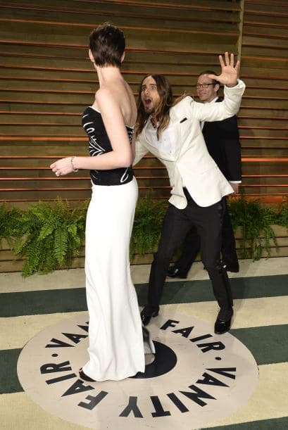 La risa de los fotógrafos y reporteros en la entrada de la fiesta de Vanity Fair advirtieron a Anne del intruso. Más videos de Chismes aquí.