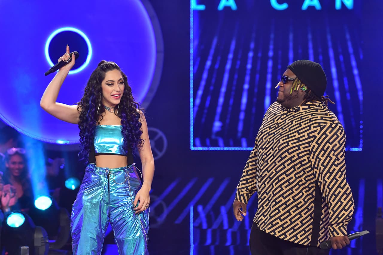 <a href="https://www.univision.com/shows/reina-de-la-cancion/sech-acompana-a-vikina-en-el-escenario-para-cantar-el-exito-otro-trago-video" target="_blank">Sech y Vikina cantaron el éxito 'Otro trago'</a>.