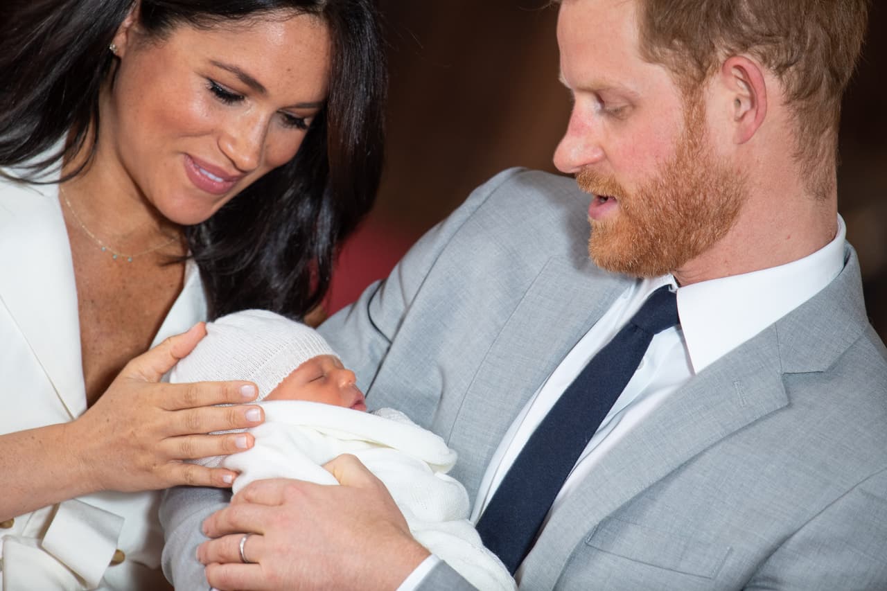 Y el segundo momento destacado fue el
<b><a href="https://www.univision.com/famosos/es-un-nino-meghan-markle-y-el-principe-harry-anuncian-en-instagram-el-nacimiento-de-su-primer-heredero-fotos">nacimiento de su primer hijo</a></b>, Archie Harrison, el pasado 6 de mayo.