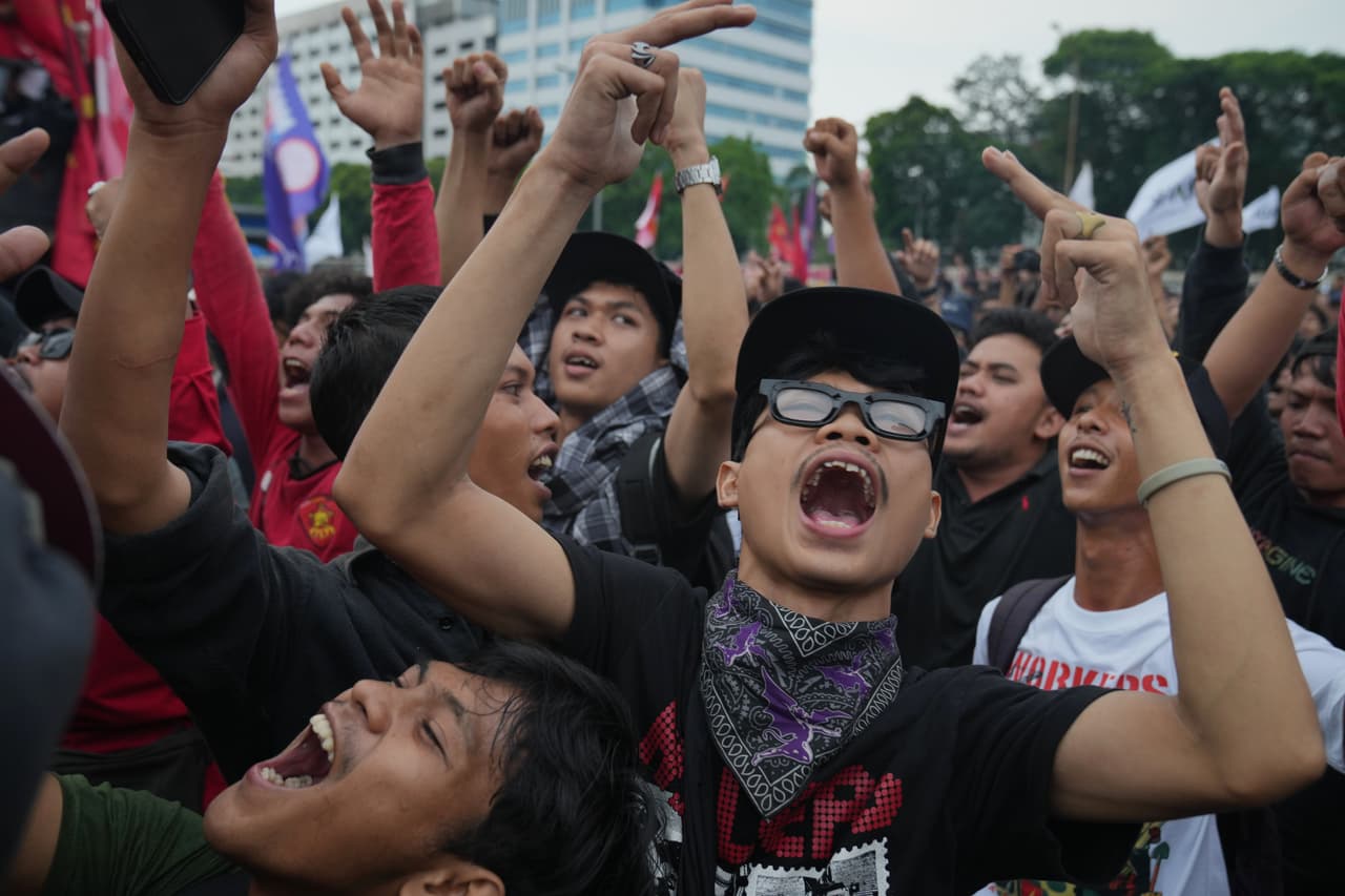 Manifestantes gritan consignas durante una concentración del Primero de Mayo en Yakarta, Indonesia.