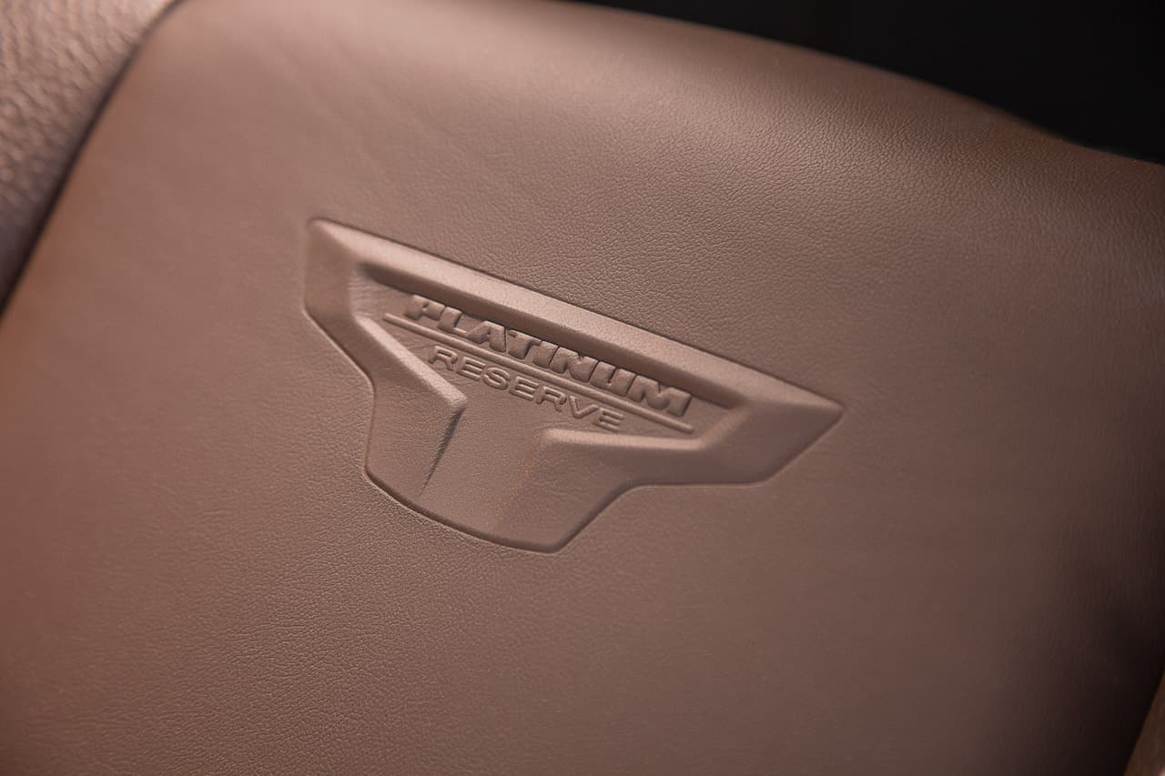 Nissan acudió a la Feria Estatal de Texas para presentar la iteración 2020 de su pickup de tamaño completo. En esta edición, la TITAN recibe una importante actualización que incluye mejoras en su motor, estética, tecnología y seguridad. En imagen: Nissan TITAN Platinum Reserve 2020.