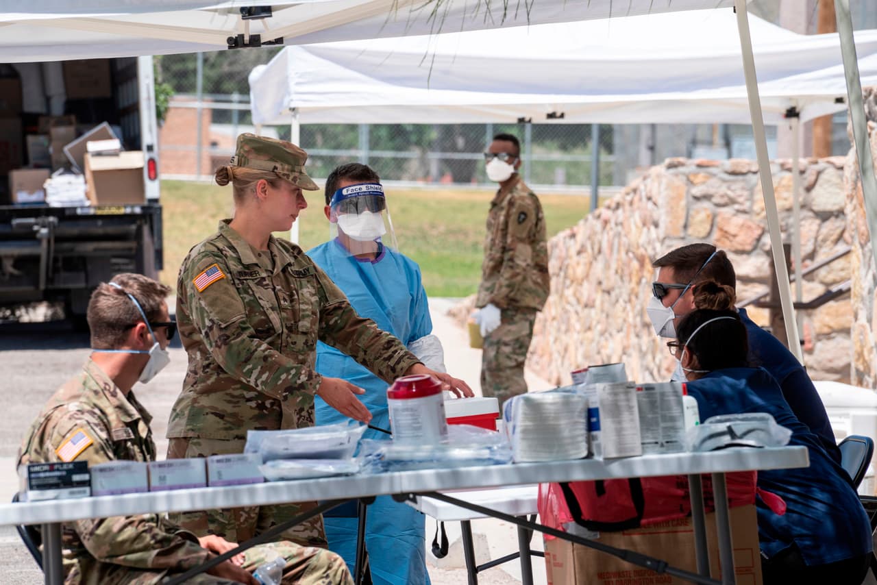 “Muchas de las estrategias que está usando el gobernador tienen mucho sentido, pero aún es muy pronto para El Paso”, 
<a href="https://www.univision.com/local/houston-kxln/elecciones-estados-unidos-2020/el-paso-pide-extender-medidas-de-restriccion-por-el-aumento-de-casos-de-coronavirus">dijo el juez del condado de El Paso, Ricardo Samaniego</a>. “¿No es razonable esperar a que tengamos más pruebas para tener una definición clara de nuestro problema? Aquí estamos muy aislados, y necesitamos otra línea de tiempo”, escribió en una carta que envió al gobernador el fin de semana.