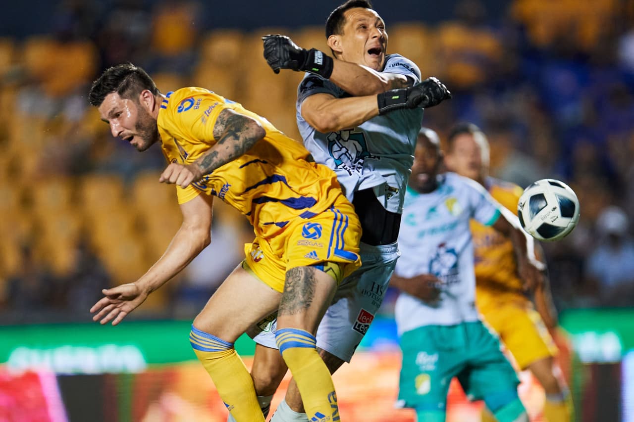 El árbitro marcó un penal al 83' por un choque entre Cota y Gignac, que regresó tras superar su lesión.