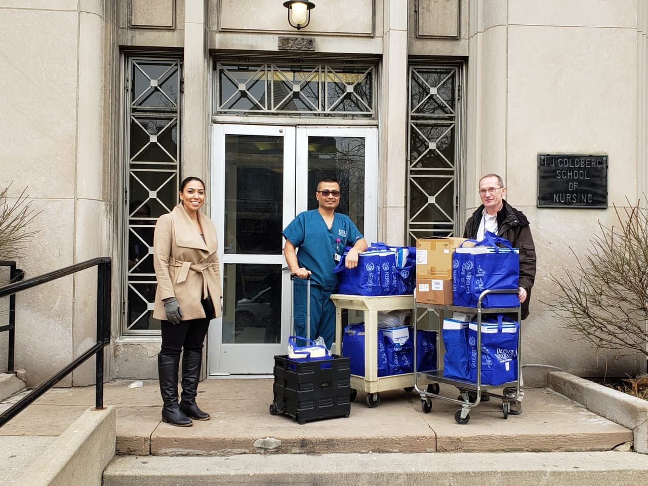 La universidad donó muchos de los materiales al Sinai System y al hospital Norwegian American, un hospital en Humboldt Park que atiende a pacientes sin seguro y pacientes con seguro pero con recursos limitados. Riverside Medical Center en Kankakee, Illinois, también recibió una donación.