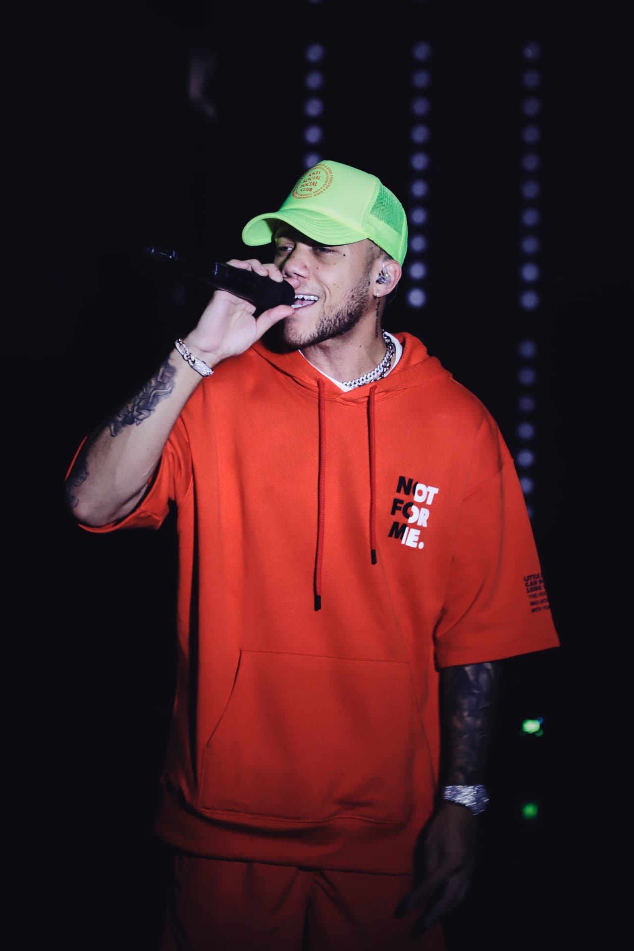 Una de esas es en la categoría
<b> </b>Canción del Año - Urbano/Trap por su tema ‘No me conoce (Remix)’, el cual grabó con sus "parceros" boricuas Bad Bunny y Jhay Cortez, con quien compartirá el escenario de Premio Lo Nuestro este jueves a las 8P/7C.