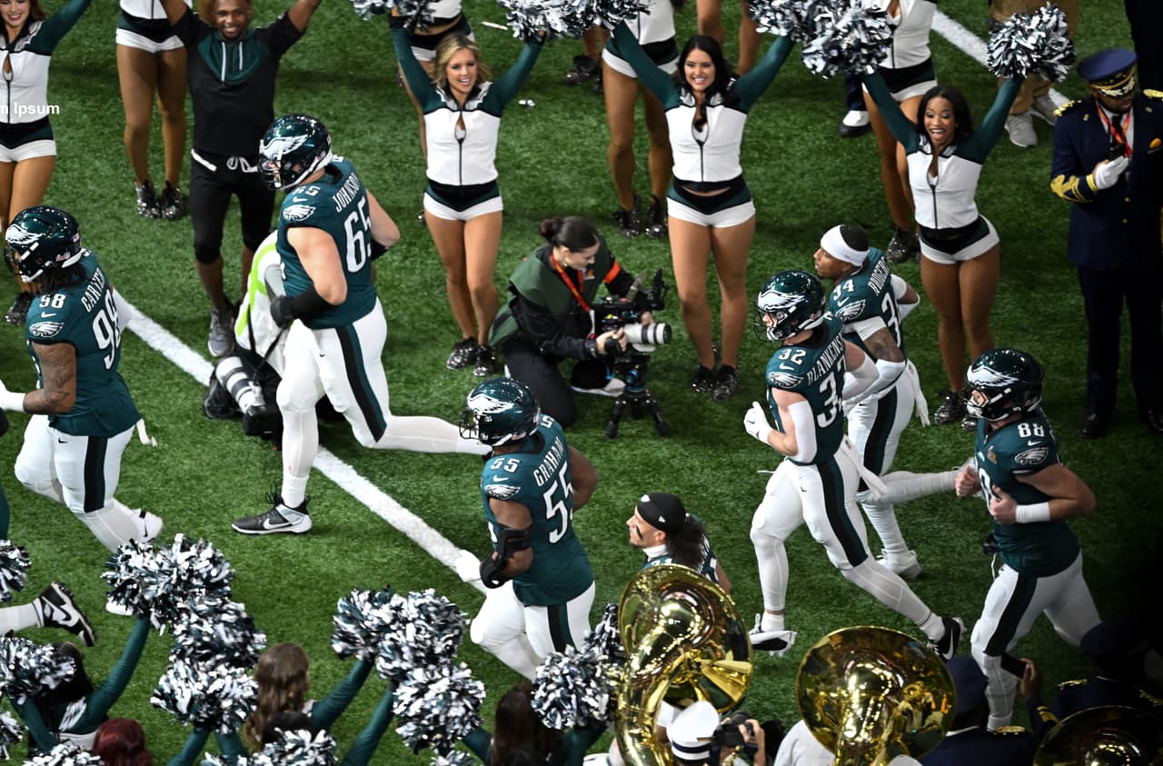 Los jugadores de los Philadelphia Eagles ingresan al campo antes del inicio del Super Bowl LIX.