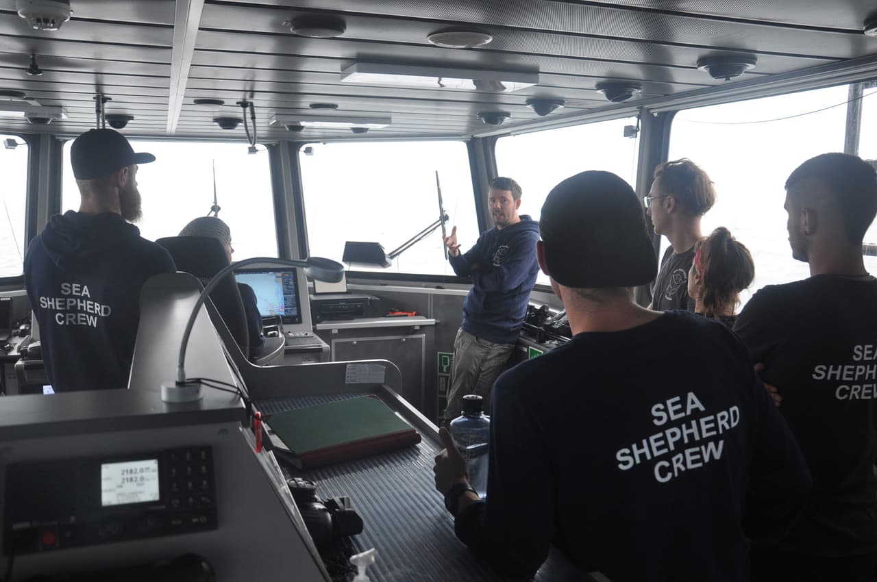 El capitán Peter Hammarstedt, director de campaña de Sea Shepherd, se dirige a la tripulación del Ocean Warrior el 13 de julio de 2021, durante su viaje de 18 días en alta mar para inspeccionar la flota china en el extranjero mientras pesca calamares en la costa oeste de América del Sur.