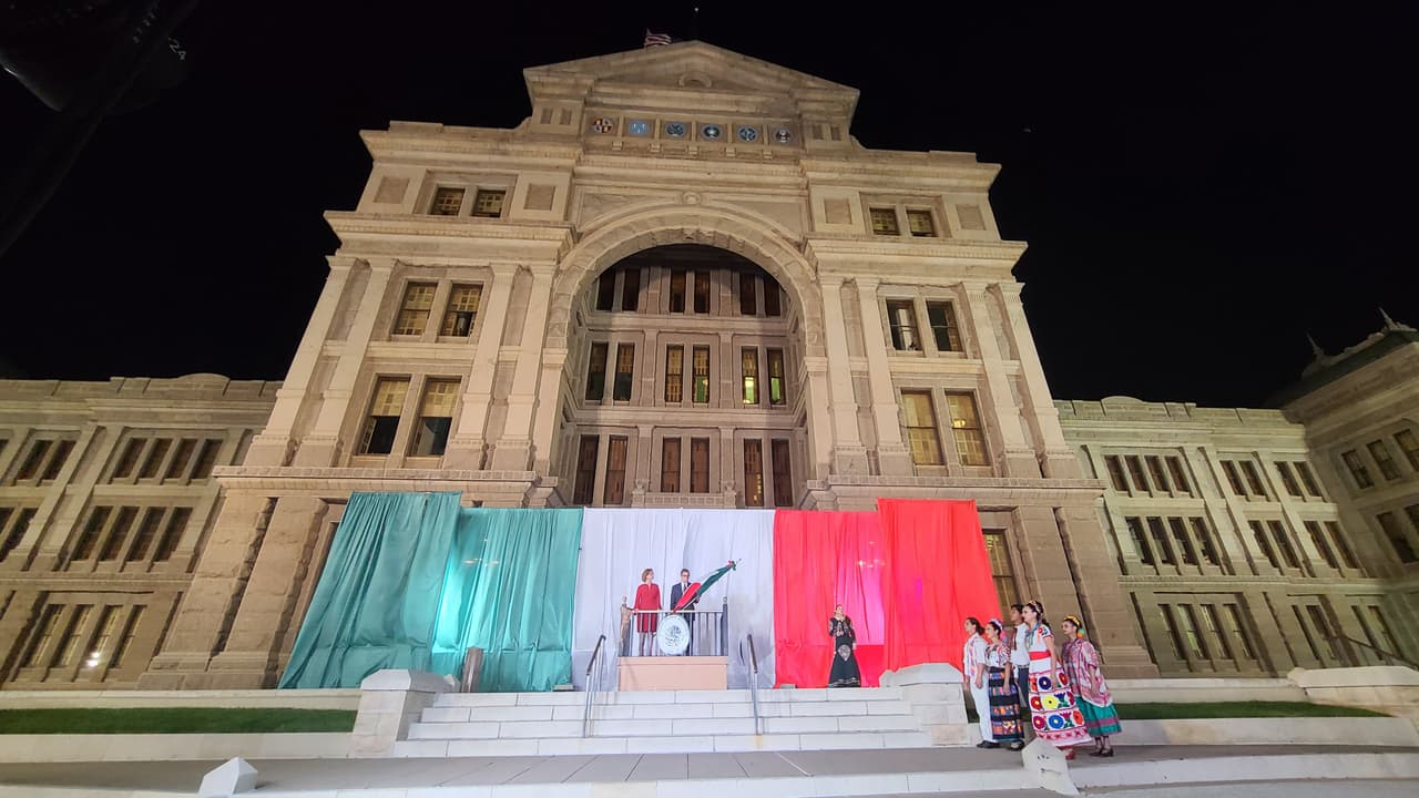 El Capitolio estatal de Texas se vistió de los colores de la bandera mexicana.