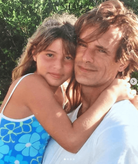 “Feliz Mes del Orgullo. Mi papá es gay y estoy más que agradecida de ser su hija. ¡Hora de celebrar este mes! Te amo papi”, fue el enternecedor mensaje que escribió la cantante en su cuenta de Instagram.