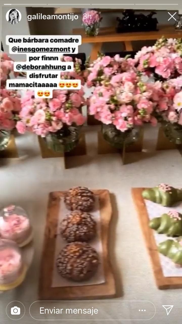 En el festejo había toda clase de postres y flores en color rosa.