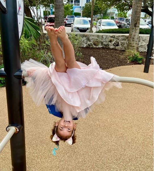 Ella disfruta la gimnasia y deportes como el karate pero también es muy femenina. Sin duda, pone de cabeza el mundo solo por hacer feliz a sus seres queridos.