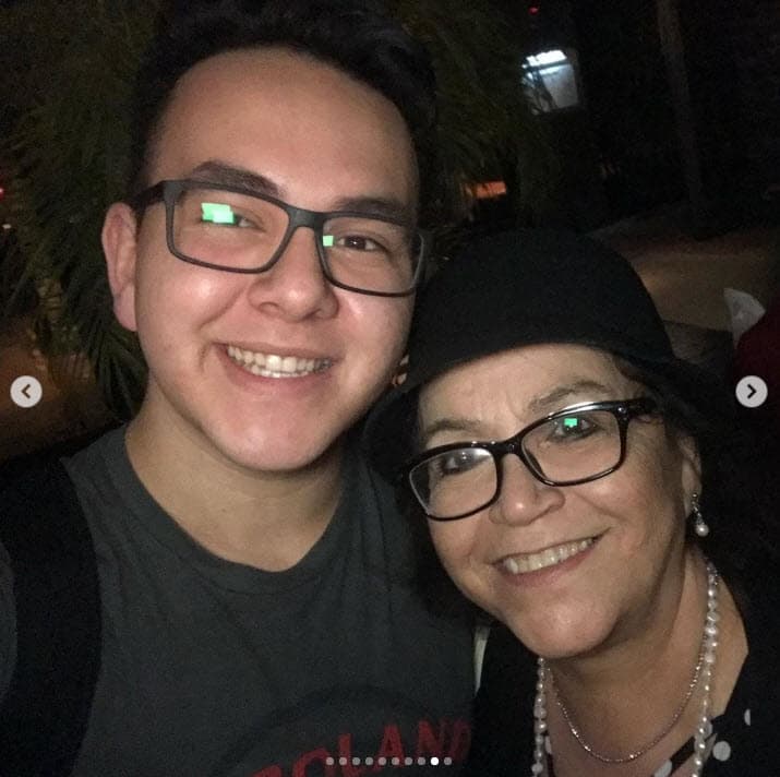 "Bendecido con la oportunidad única de ser criado por dos madres", escribió. 
<br>