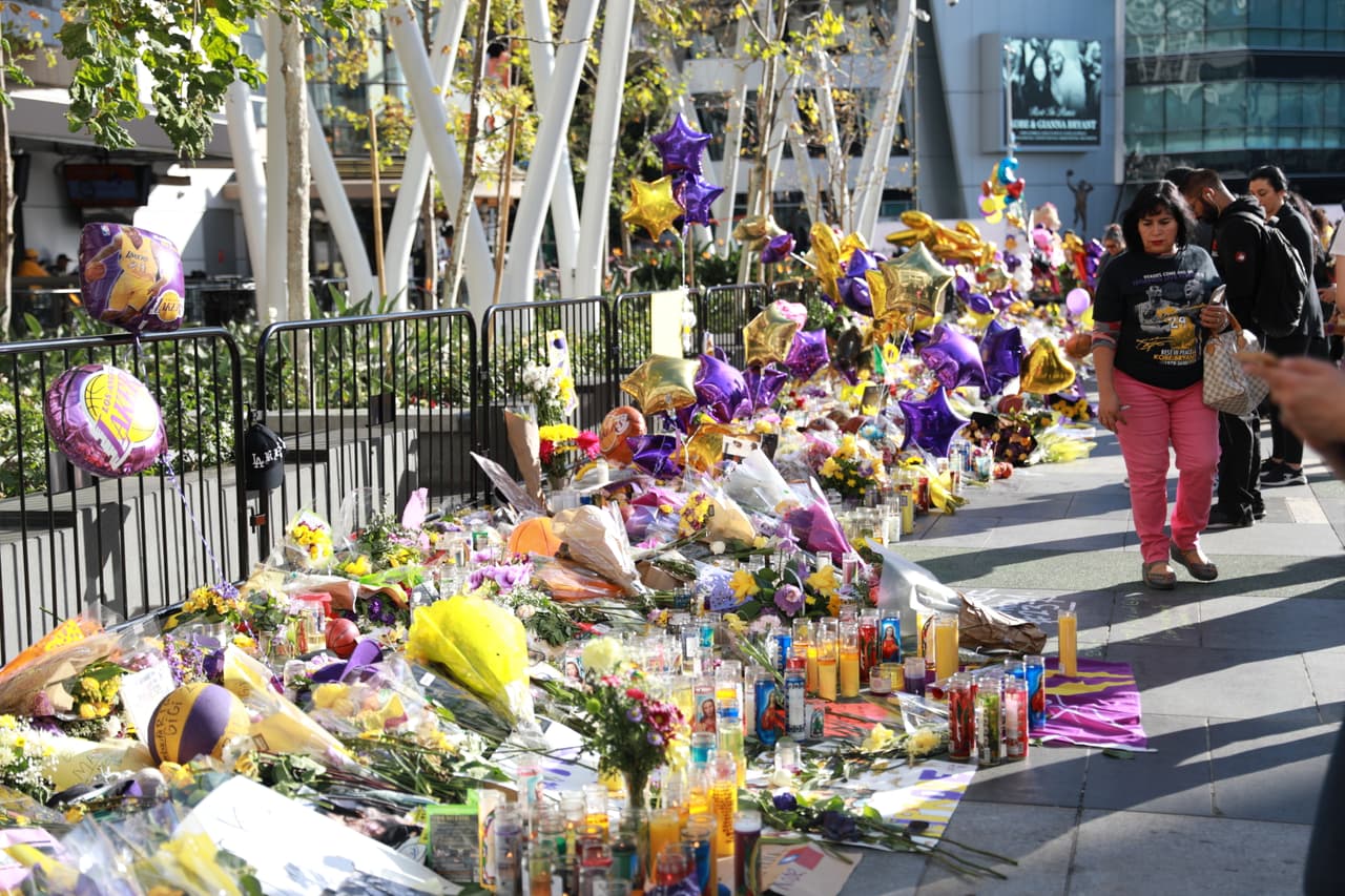 Y es que las muestras de cariño, flores, artículos de los Lakers y fotos, entre otros artículos, rodean gran parte del magno escenario de los angelinos.
