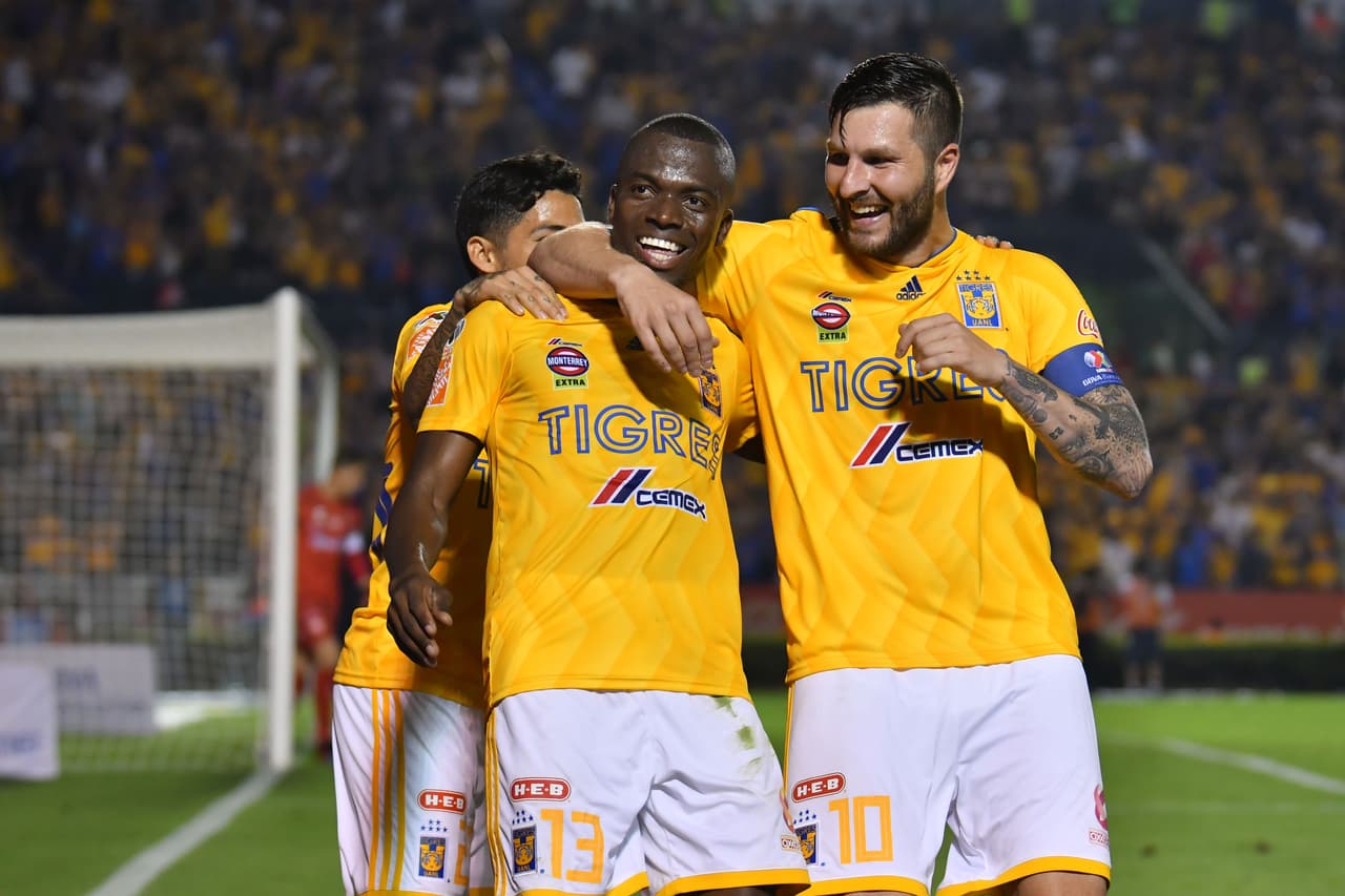 El delantero ecuatoriano Enner Valencia (centro) marcó al minuto 79 el que parecía ser el concluyente 3-1.