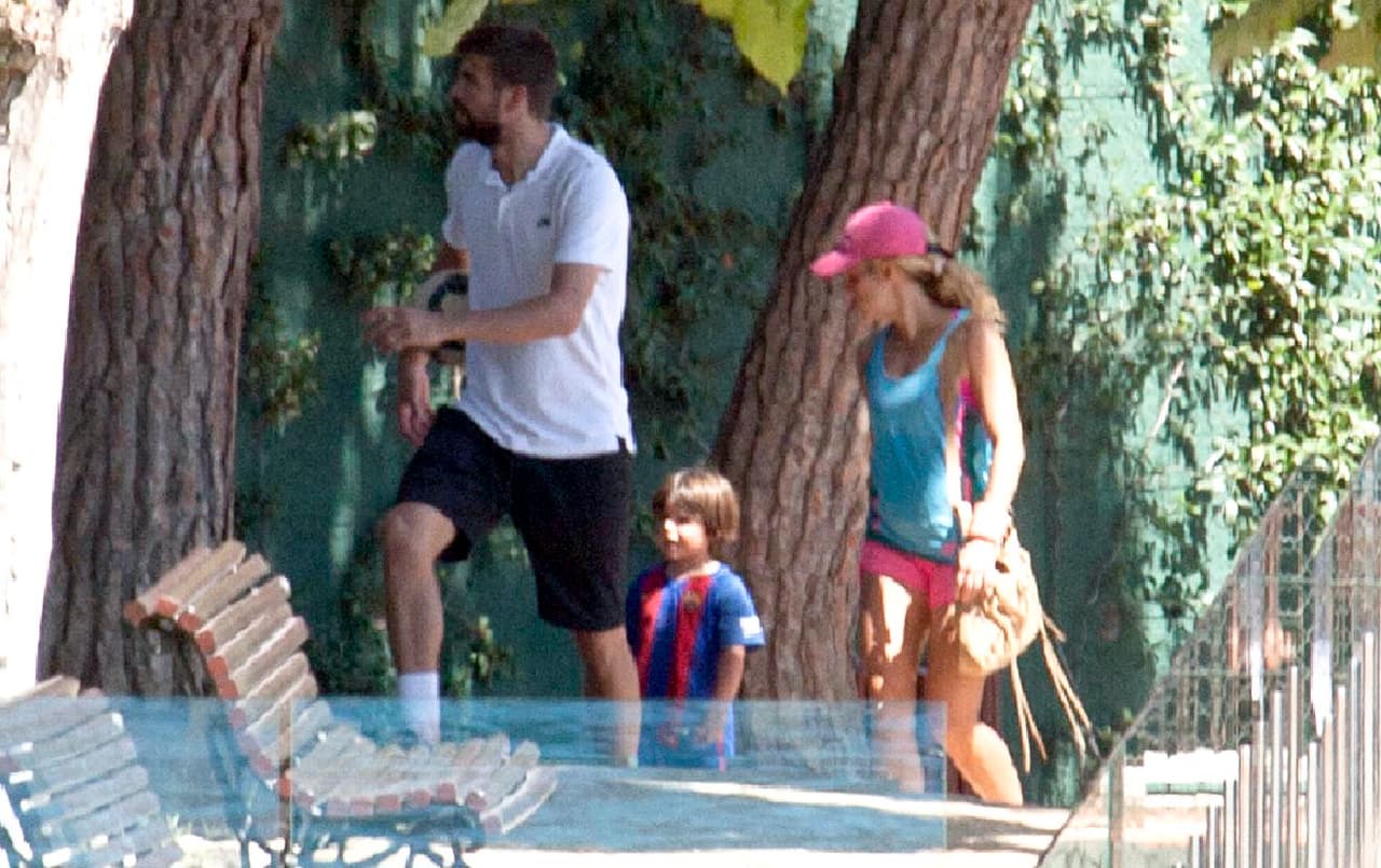 Gerard Piqué, Shakira y sus dos hijos Milan y Sasha se vieron amenazados por la plaga de ratas que había en el terreno adjunto a su residencia en Barcelona.