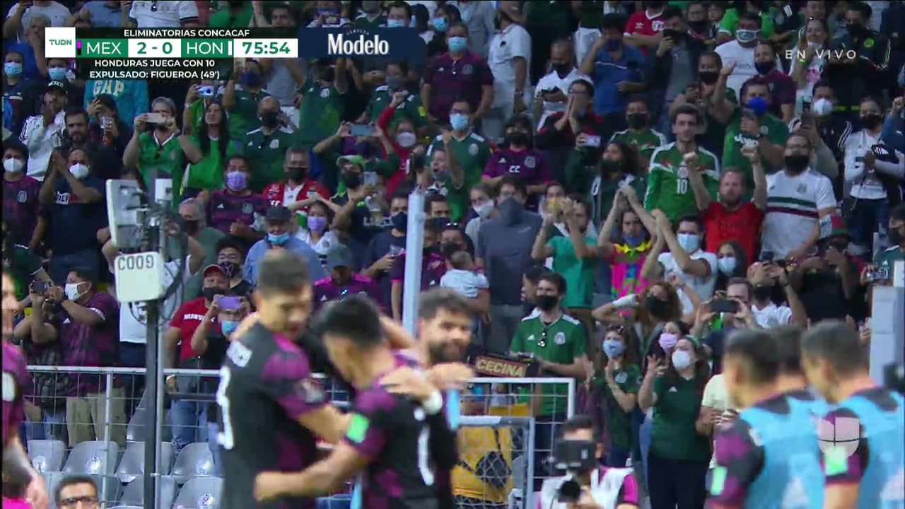 ¡CERCA! Edson Álvarez disparó que se estrella en el poste.