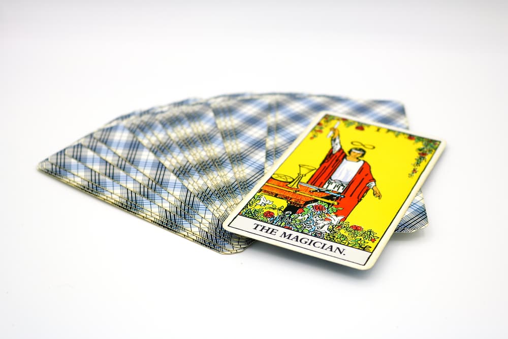 Principalmente, el Mago simboliza poder, originalidad, concentración, mucha habilidad e iniciativa. Podemos hablar de una persona con mucha destreza, finura, inteligente, que usa mucho la lógica.