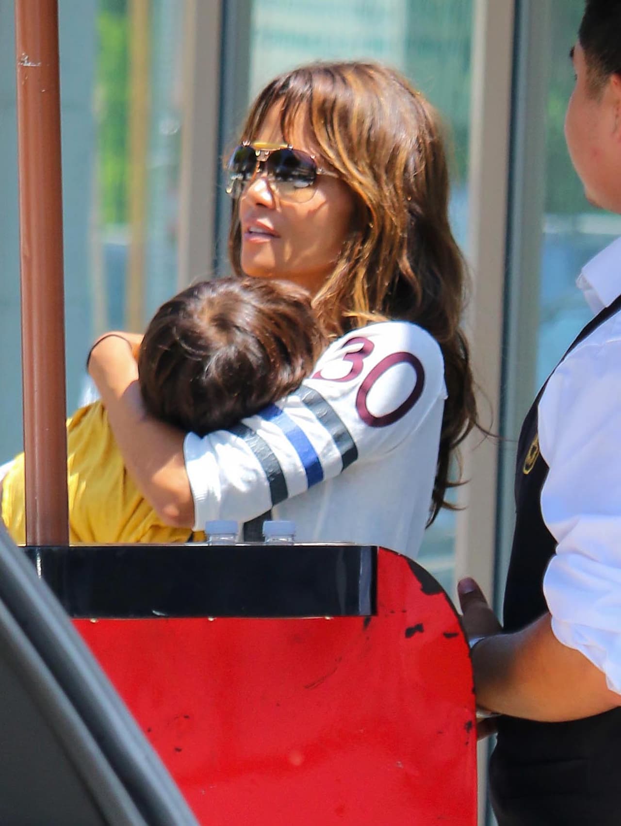 Lo tomó en brazos para cubrir su rostro.