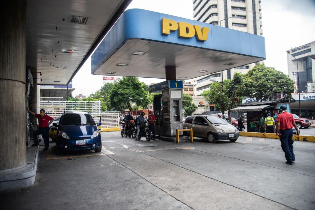 ⬇️ MÁS BARATA.
<br>
<b>1.- Venezuela.</b>
<br>
<br>En el pais sudamericano posee la primera reserva mundial del mundo de petróleo. Ahí se paga
<b>$0.084 por galón o $0.022 por litro, el precio más barato en todo el mundo.</b>