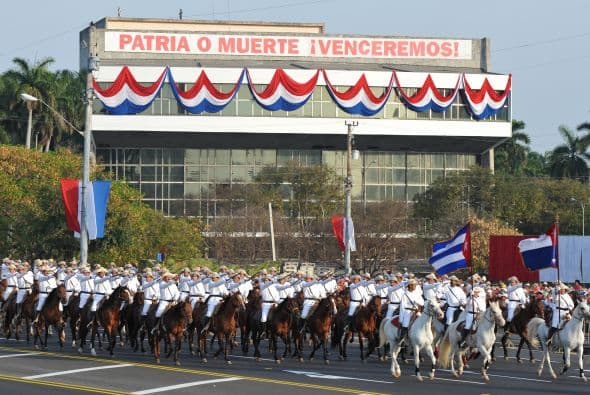 Los jóvenes, como símbolo del relevo de la revolución, encabezaron un desfile popular, agitaron banderitas cubanas, y gritaron "viva Fidel", "viva Raúl".