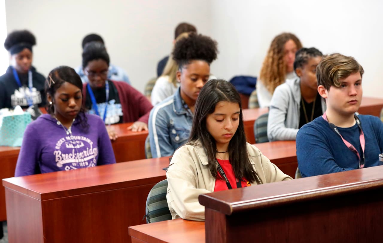 Estudiantes durante el momento de silencio en la secundaria Fort Lauderdale, en Florida. "Es un dolor permanente", dijo a la agencia AP Jake Lynch, un estudiante de tercer año de esa institución. "Para siempre sentiré este día, este momento y esos nombres (los de las víctimas). Me recuerdan lo que quiero que sea el mundo. Del sufrimiento salen las mejores cosas", agregó.