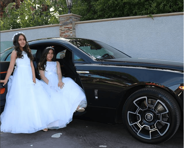 Las niñas son parientes de Kenia, pero desde pequeñas son las sobrinas consentidas del cantante. "Que bendición haber podido bautizar a mis sobrinas y ahora mis ahijadas (de primera comunión) Destiny y Jami. Y con la ayuda de Dios, siempre estaremos sus padrinos para aconsejarlas y apoyarlas".