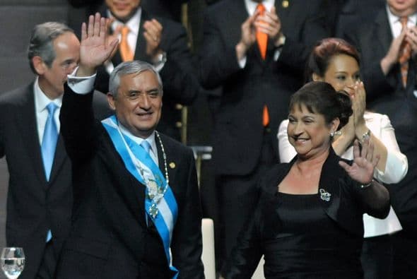 14 de enero. En la Ciudad de Guatemala asume el mando el ex general Otto Pérez Molina, ganador de las elecciones celebradas en noviembre y diciembre de 2011. Pérez fue jefe de la Inteligencia Militar (G2) durante el régimen de Jorge Serrano Elías, el mandatario que en 1993 orquestó un autogolpe de estado y luego renunció para asilarse en Panamá.