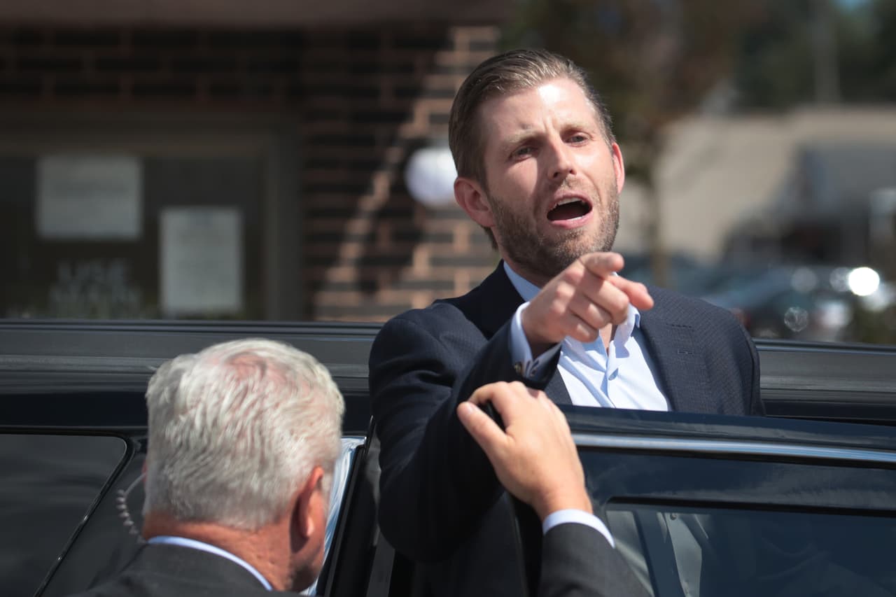 Juez ordena a Eric Trump declarar en Nueva York antes de las elecciones