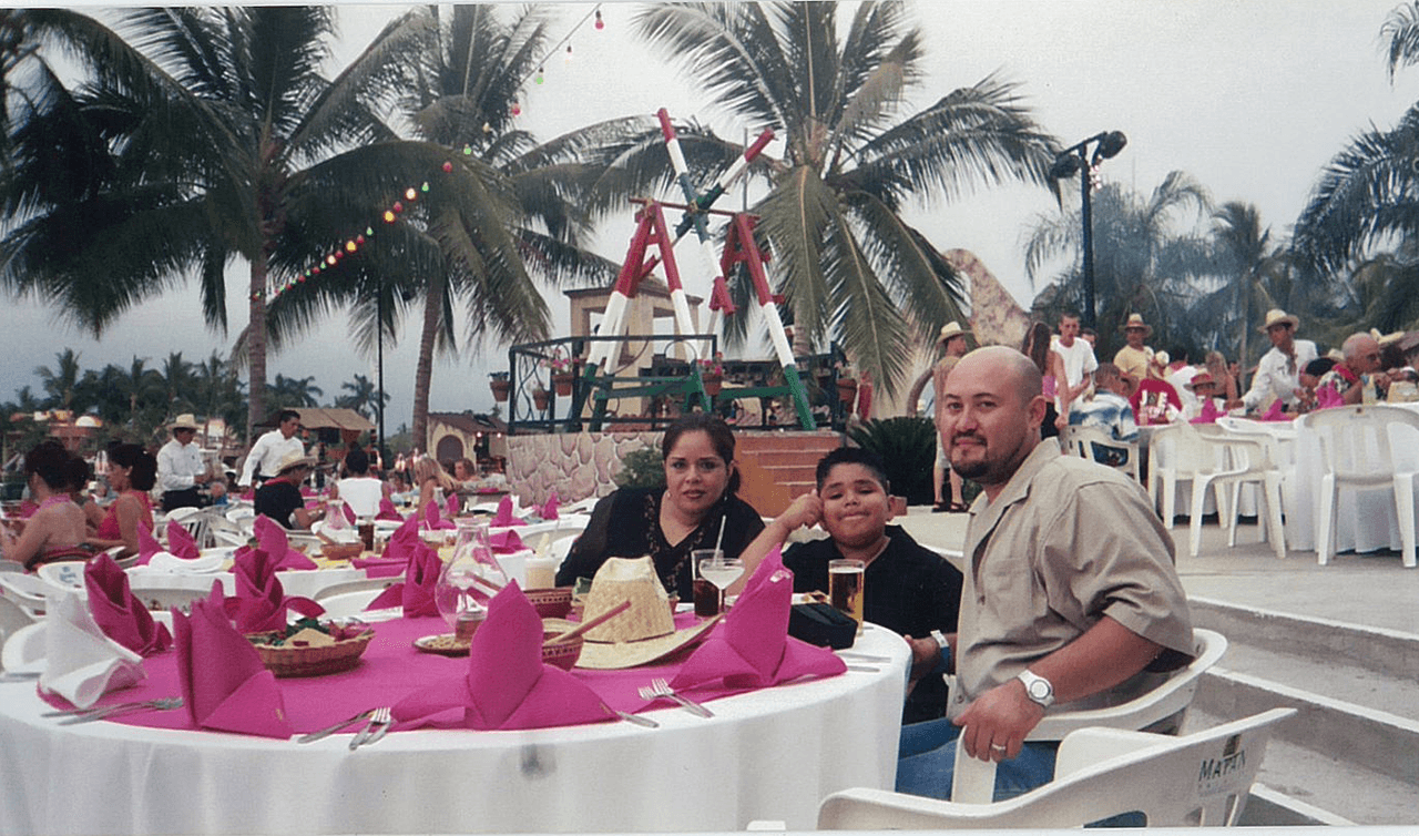 Alejandro le dijo que tenía que estar en la competencia. Este chico usa la música para expresar sus sentimientos y sentirse libre.