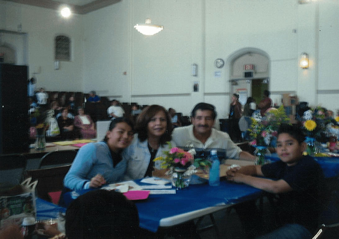 Alejandro le dijo que tenía que estar en la competencia. Este chico usa la música para expresar sus sentimientos y sentirse libre.