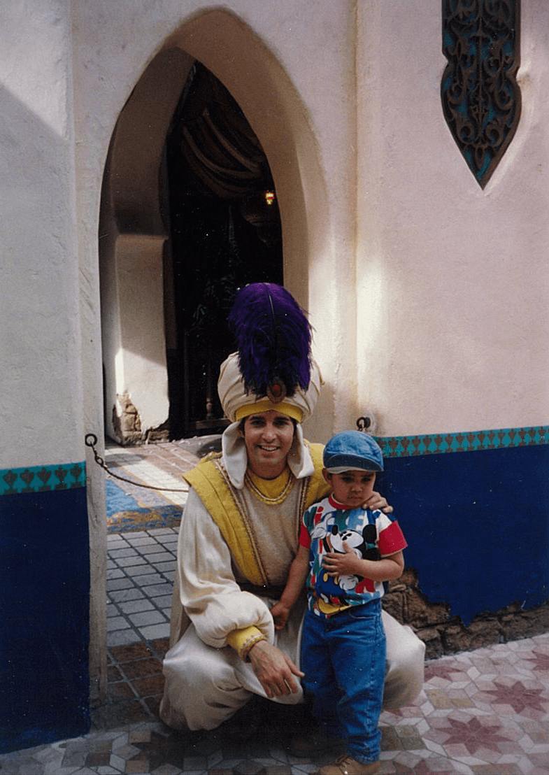 Alejandro le dijo que tenía que estar en la competencia. Este chico usa la música para expresar sus sentimientos y sentirse libre.