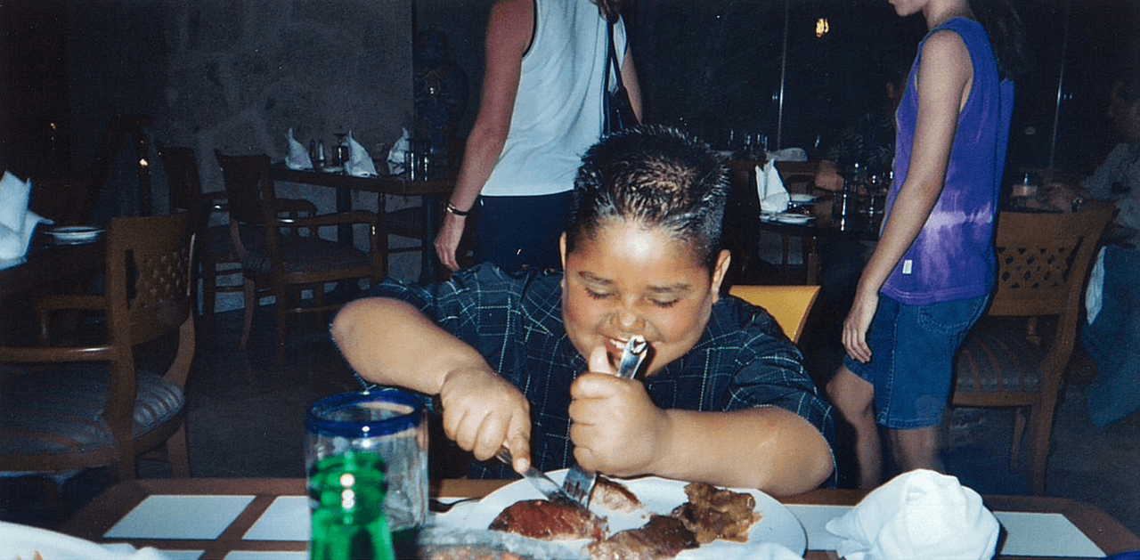 Alejandro le dijo que tenía que estar en la competencia. Este chico usa la música para expresar sus sentimientos y sentirse libre.