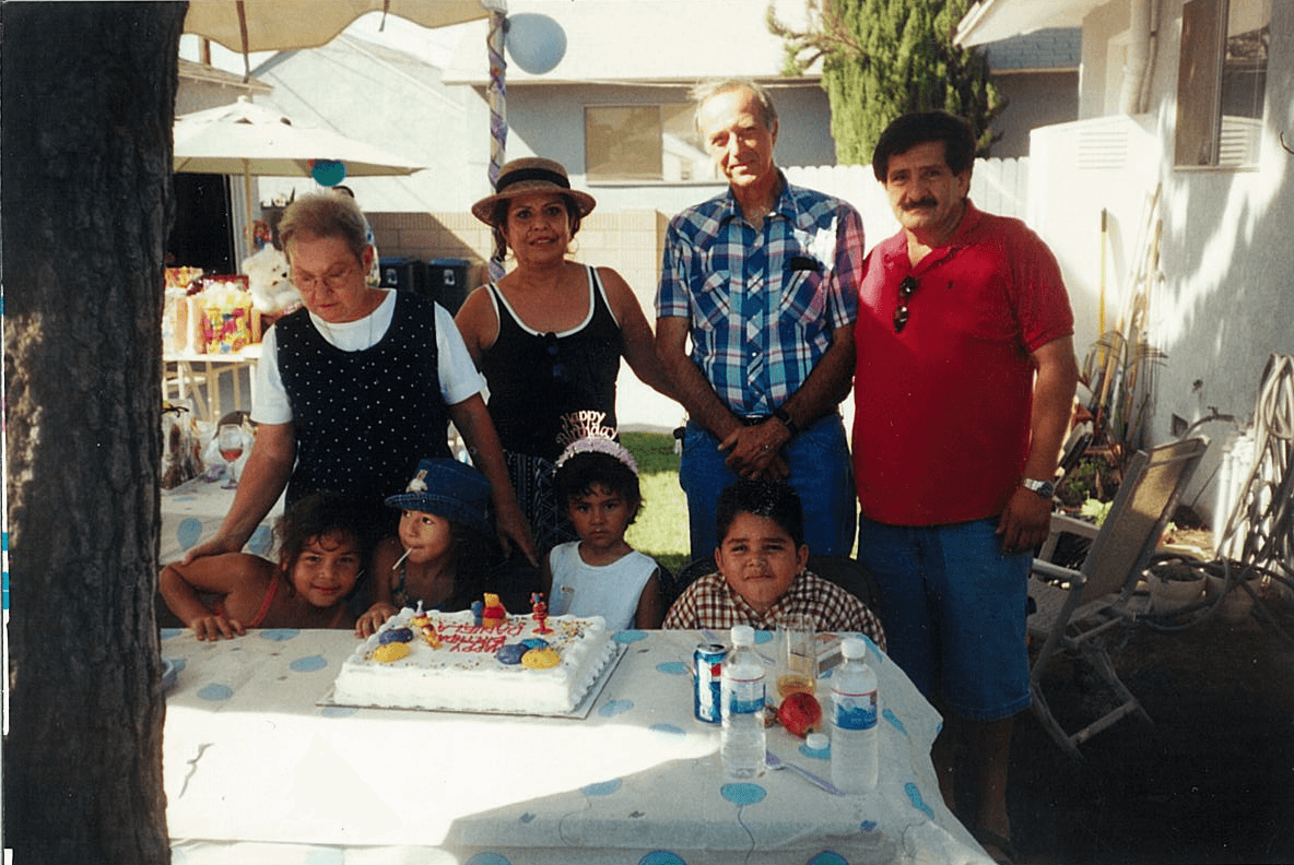 Alejandro le dijo que tenía que estar en la competencia. Este chico usa la música para expresar sus sentimientos y sentirse libre.