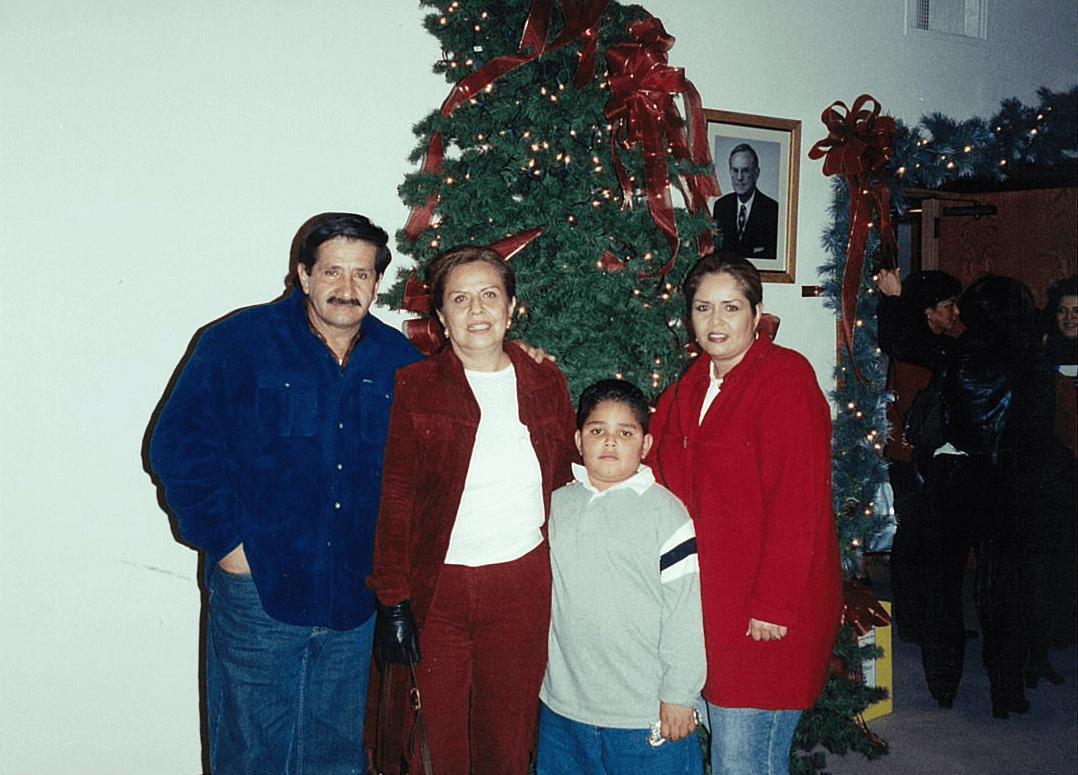Alejandro le dijo que tenía que estar en la competencia. Este chico usa la música para expresar sus sentimientos y sentirse libre.