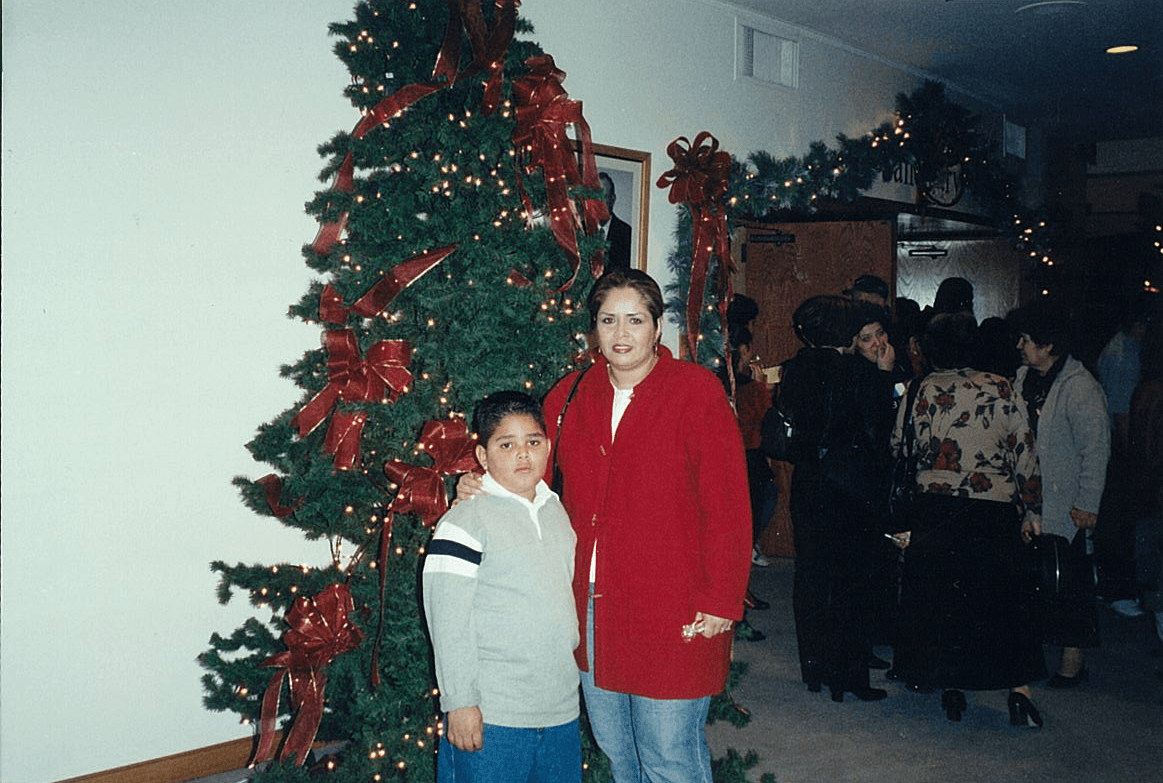 Alejandro le dijo que tenía que estar en la competencia. Este chico usa la música para expresar sus sentimientos y sentirse libre.