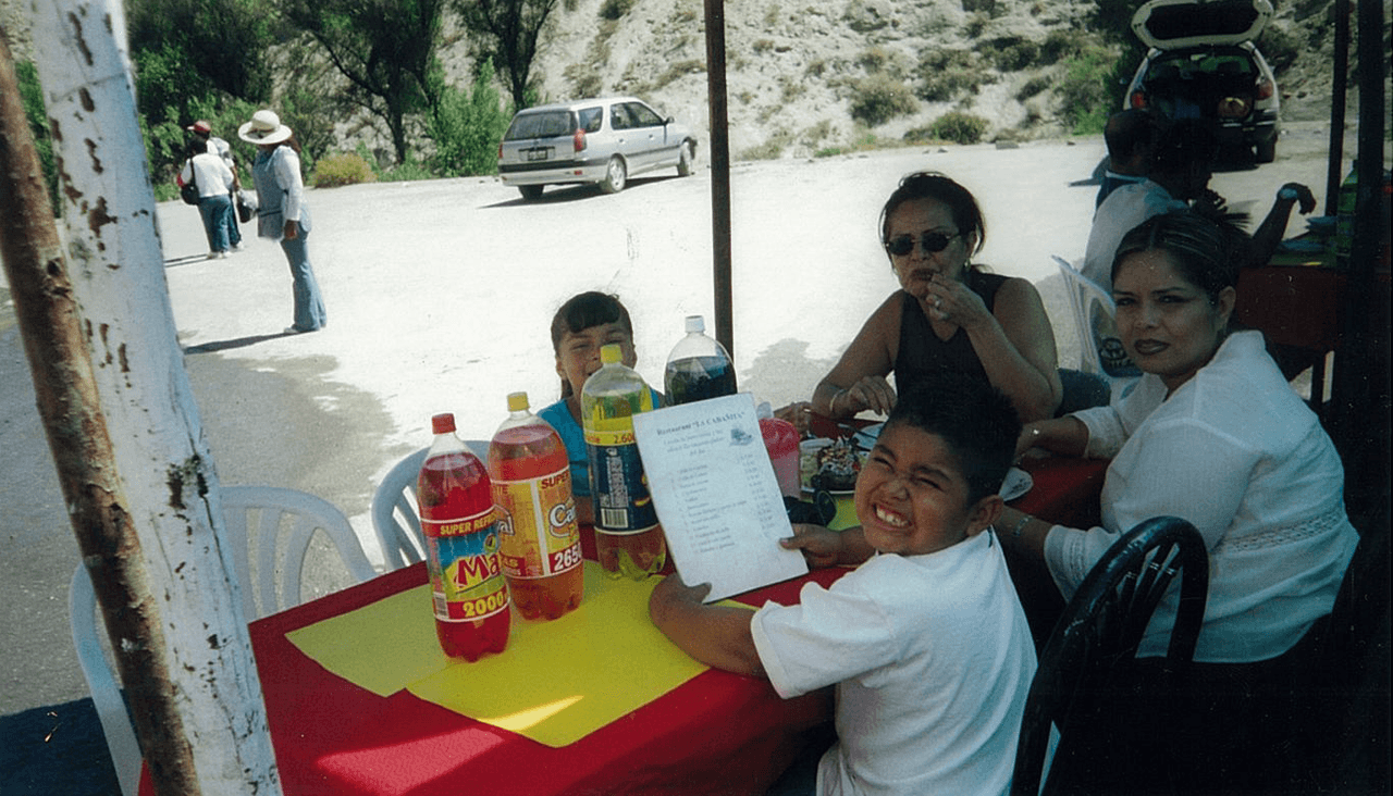 Alejandro le dijo que tenía que estar en la competencia. Este chico usa la música para expresar sus sentimientos y sentirse libre.