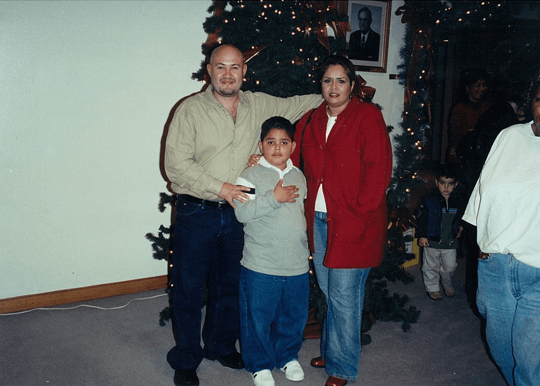 Alejandro le dijo que tenía que estar en la competencia. Este chico usa la música para expresar sus sentimientos y sentirse libre.