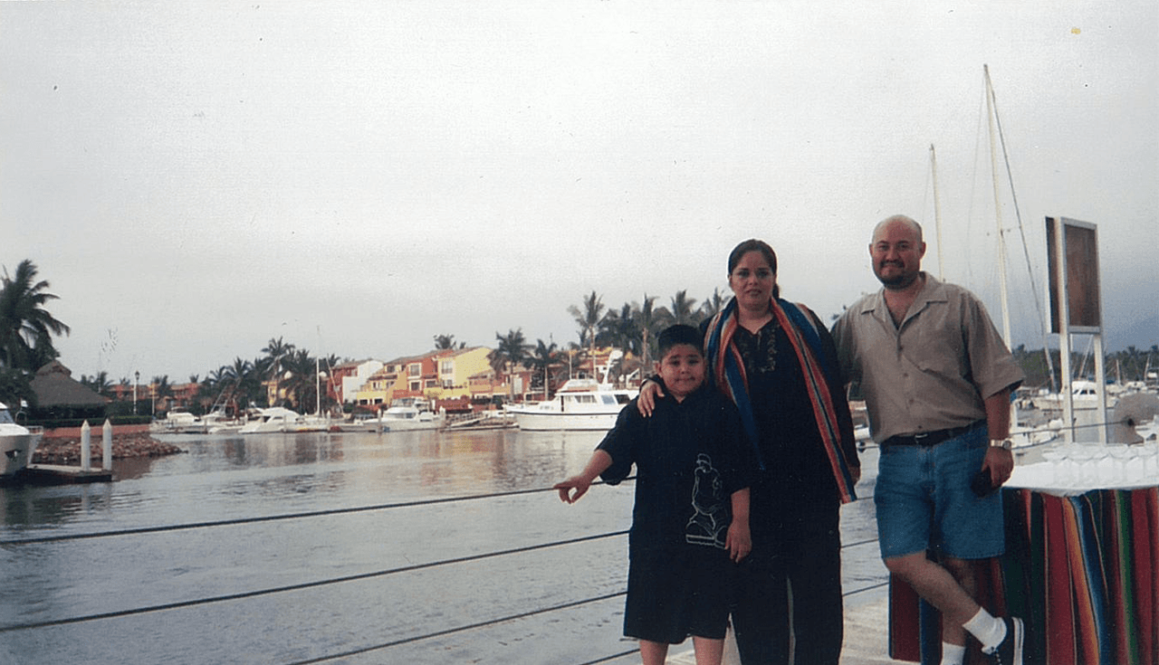 Alejandro le dijo que tenía que estar en la competencia. Este chico usa la música para expresar sus sentimientos y sentirse libre.