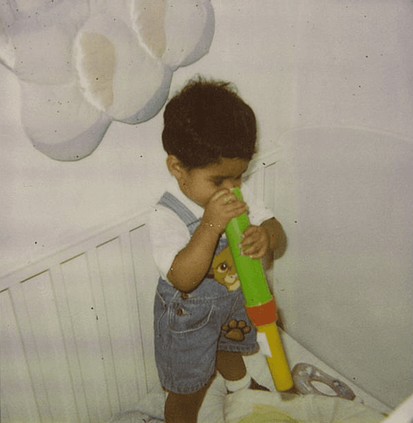 Alejandro le dijo que tenía que estar en la competencia. Este chico usa la música para expresar sus sentimientos y sentirse libre.