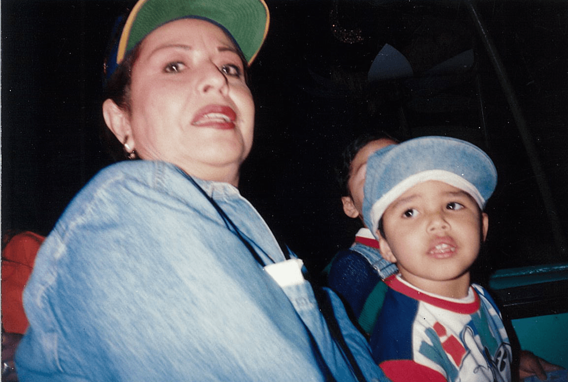 Alejandro le dijo que tenía que estar en la competencia. Este chico usa la música para expresar sus sentimientos y sentirse libre.