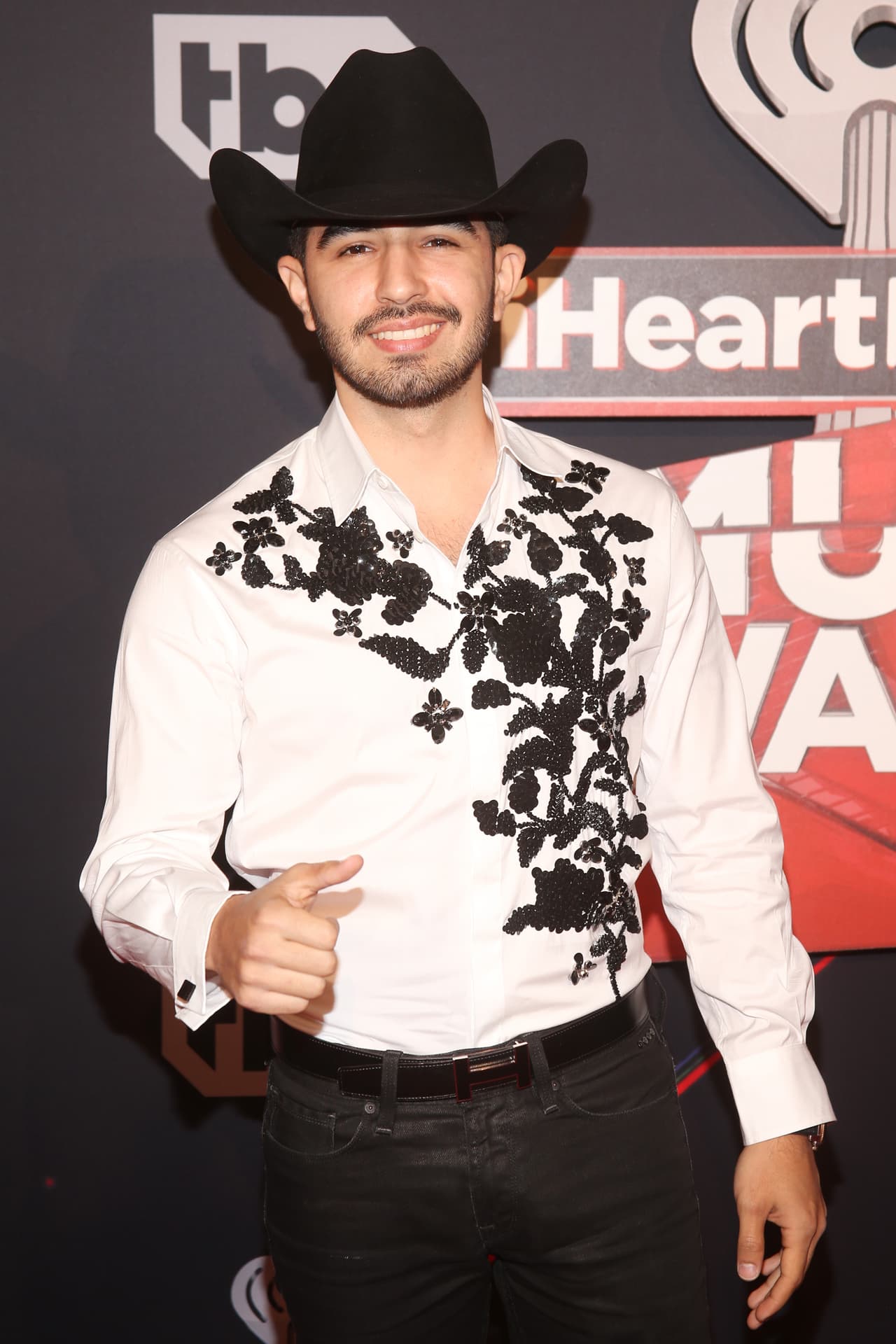 Sin embargo, más allá de la colaboración musical, Favela también pretende el contacto con Thalía para otro asunto: hablar con ella acerca de un video en el que la cantante expuso un momento desagradable con un "cantautor".