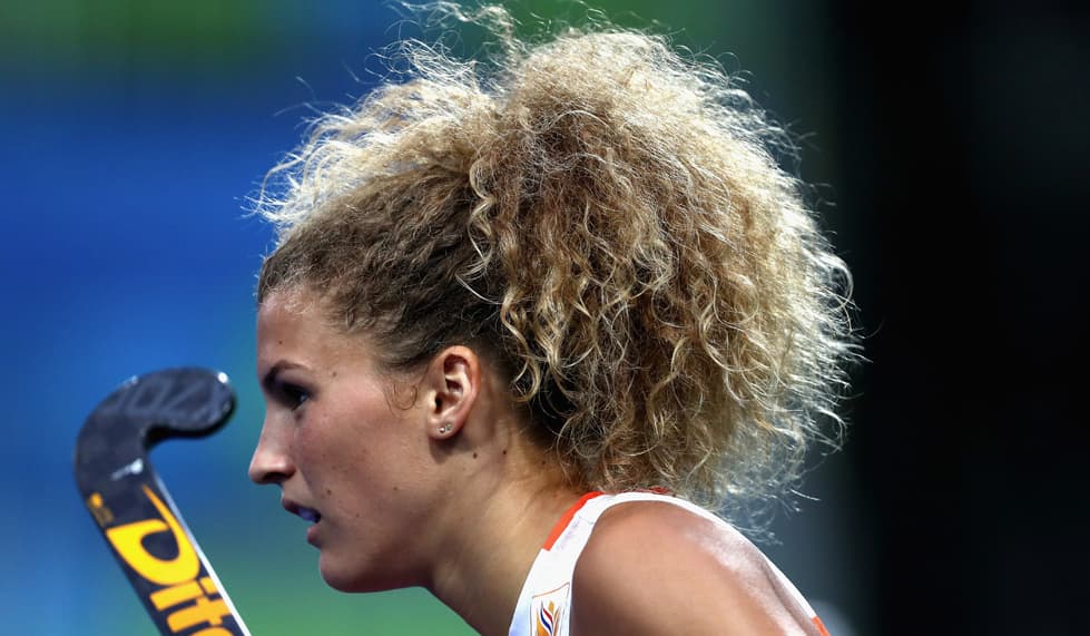 La jugadora de los Países Bajos de hockey de pasto María Verschoor decidió contralar su pelo en una cola de caballo alta. Ella como la mayoría de las atletas no usan ni gel, ni spray para domar su pelo, lo dejan al natural.