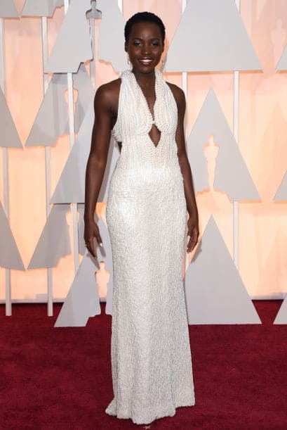 Según reportes de TMZ, un hombre se comunicó con ellos vía telefónica y les confesó haber robado el vestido de la habitación de hotel de Lupita, después de que se dio cuenta de que la puerta del cuarto estaba "entreabierta".