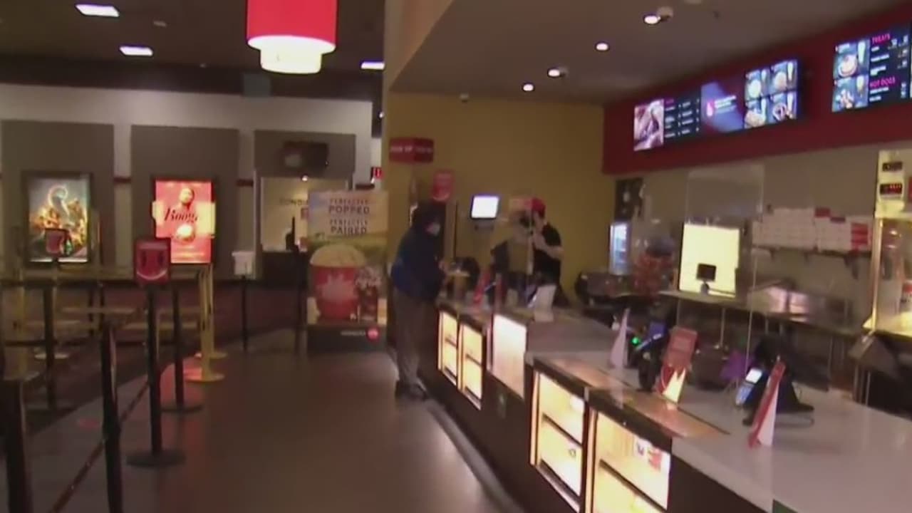 Bajo estrictas medidas, reabren las salas de cine en Nueva York