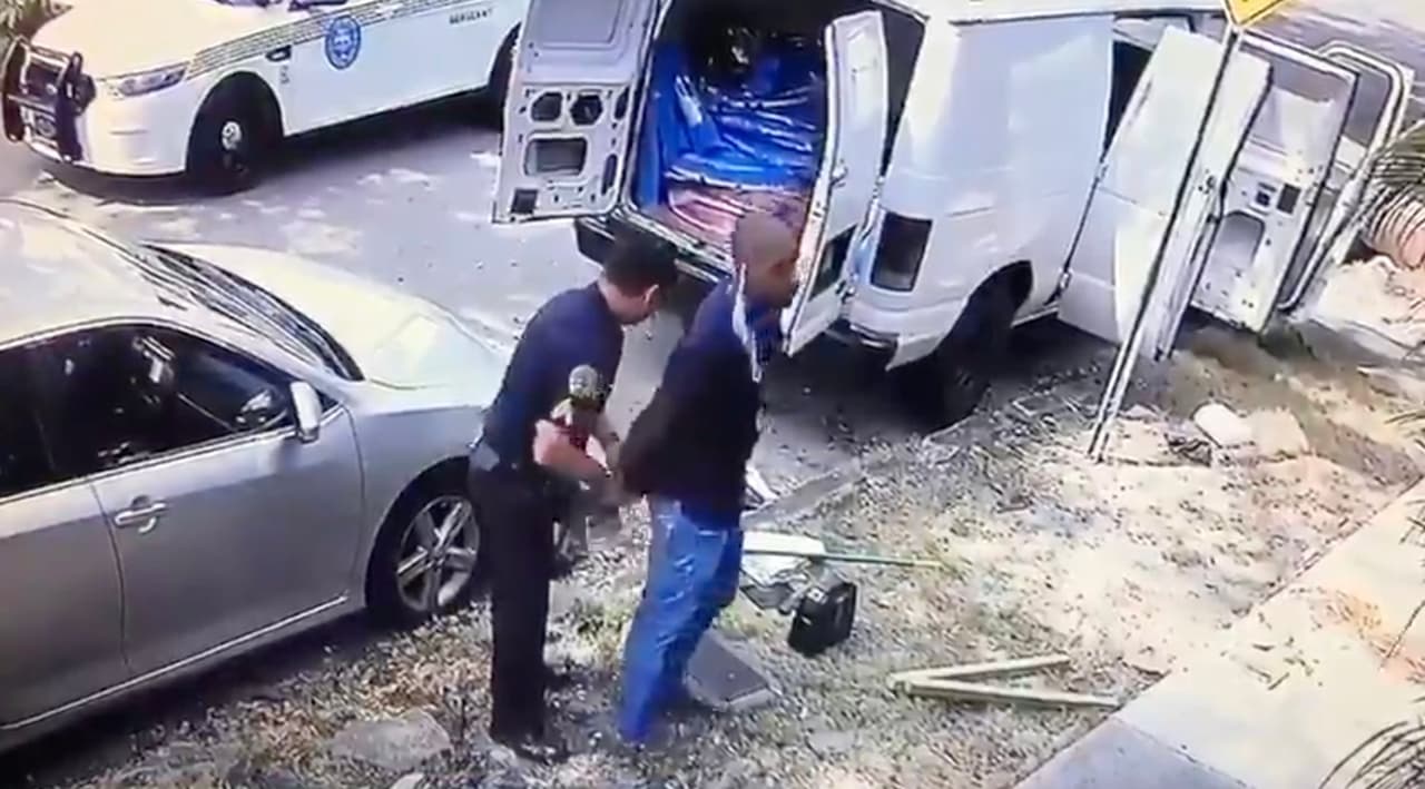 Médico de Miami que lucha contra el coronavirus es esposado por la policía frente a su casa