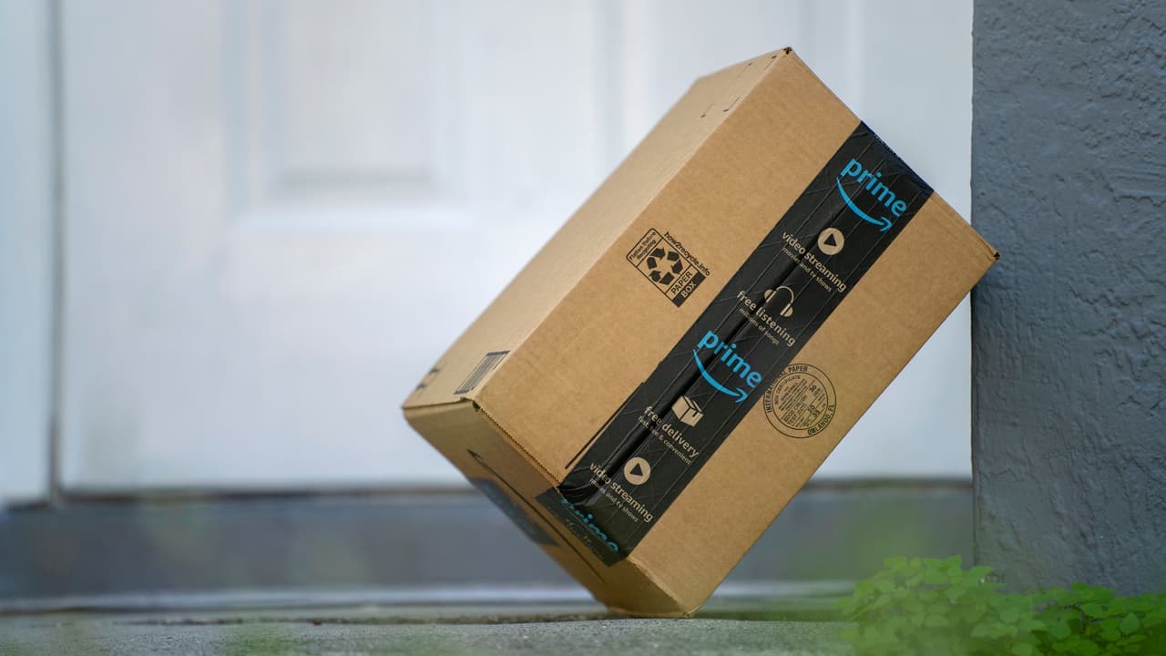 <b>Especificar un lugar de entrega oculto:</b> A través de la aplicación o sitio web de Amazon, puedes proporcionar instrucciones específicas para que el repartidor deje tu paquete en un lugar menos visible, como un porche trasero o junto a una pared que no sea visible desde la calle.