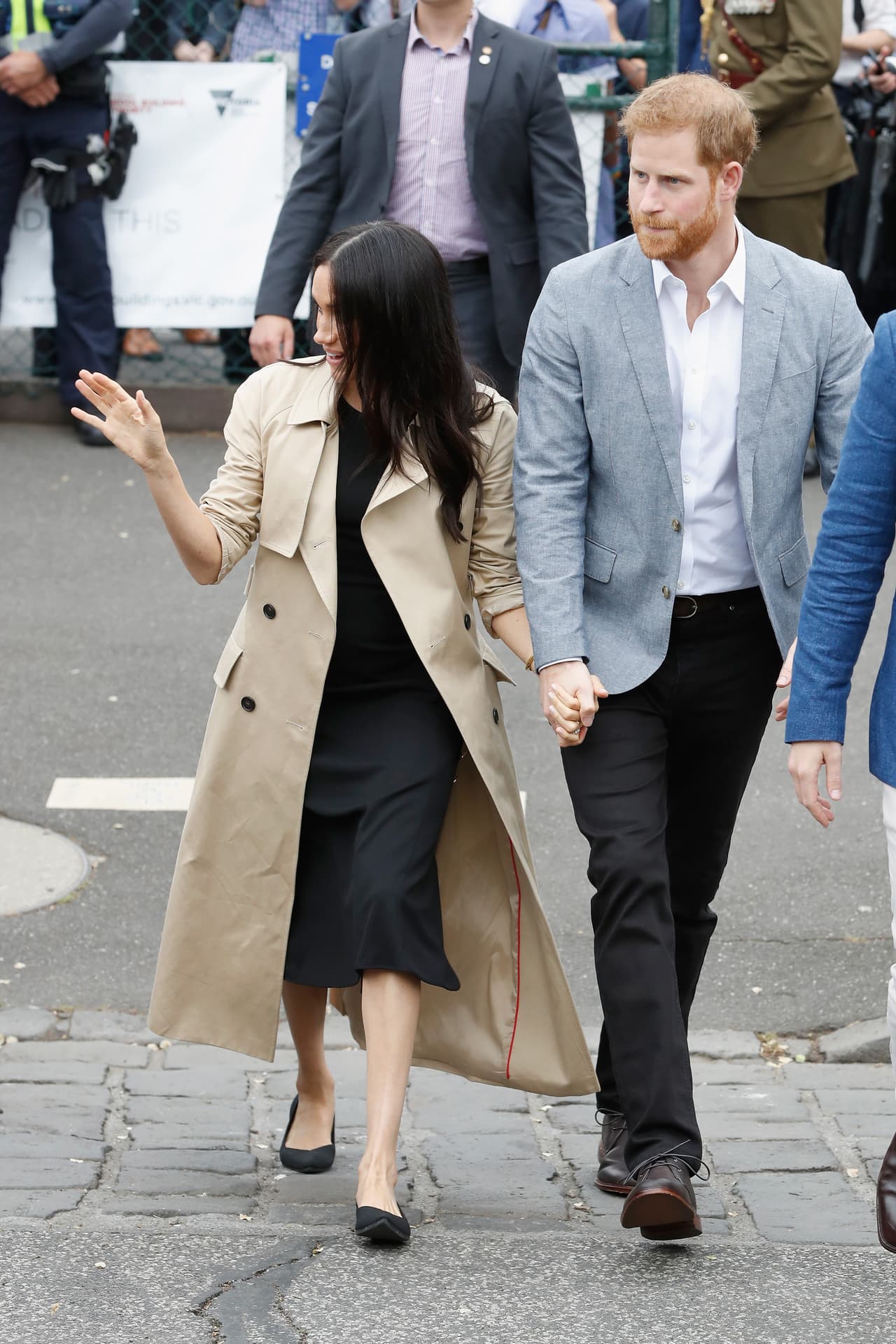 Una de las mayores críticas fue que cubrió su vestido con una gabardina (más apropiada para la ciudad) del diseñador australiano 
<b><a href="http://www.martingrantparis.com/en/women/collection/RESORT-2019-WOMEN/1">Martin Grant</a></b>. Esta misma gabardina ya la había usado en su primer día de viaje.