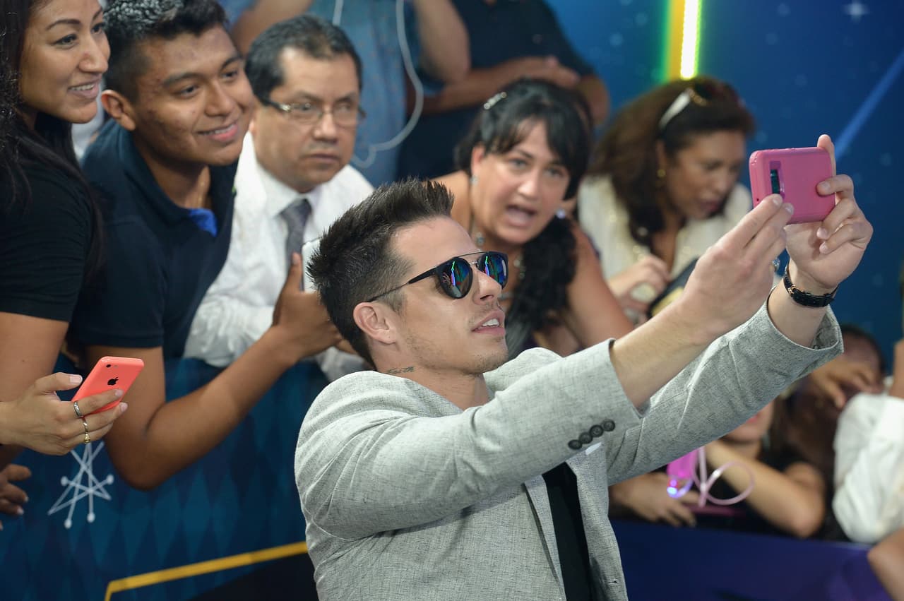 Se sacó fotos con la gente en la alfombra.